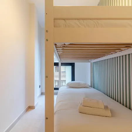 Flatguest Deluxe Beach Apartment *