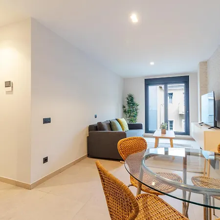 Flatguest Deluxe Beach Apartment